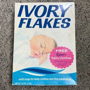 Vintage 1960’s to 1970’s Ivory Flakes Mild Soap Box Giant Size 32 oz